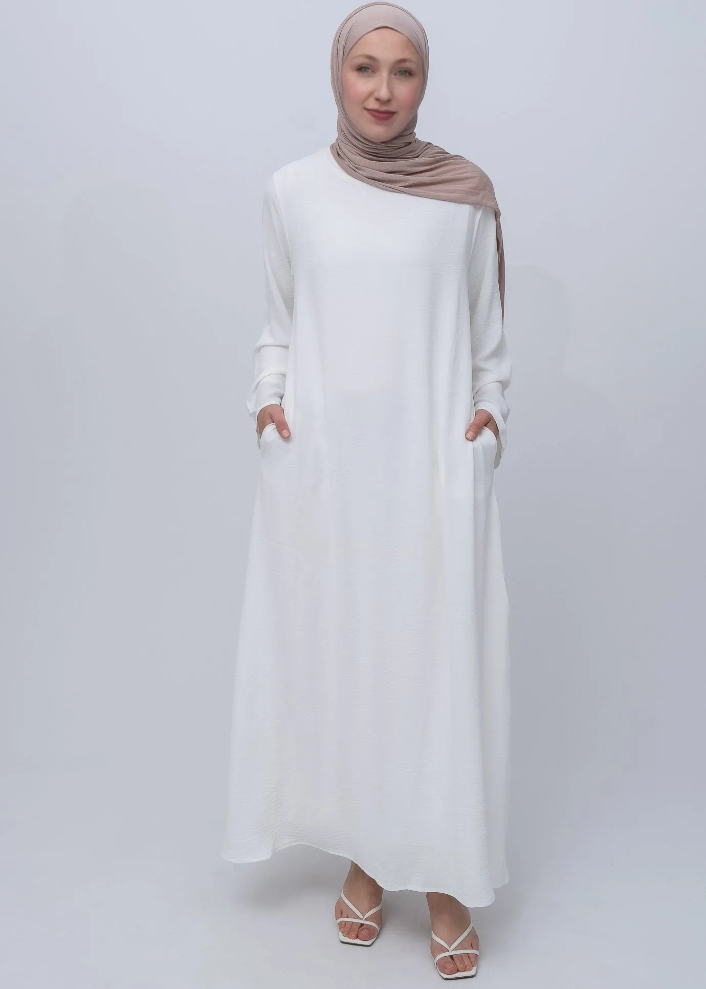 Kira loose slip dress with pockets in maxi length and with long sleeve in white